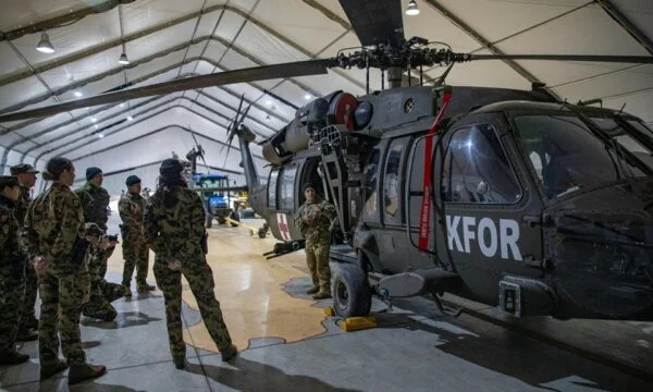 KFOR) montre des hélicoptères “Blackhawk”, rapporte que des soldats américains et suisses ont effectué des exercices
