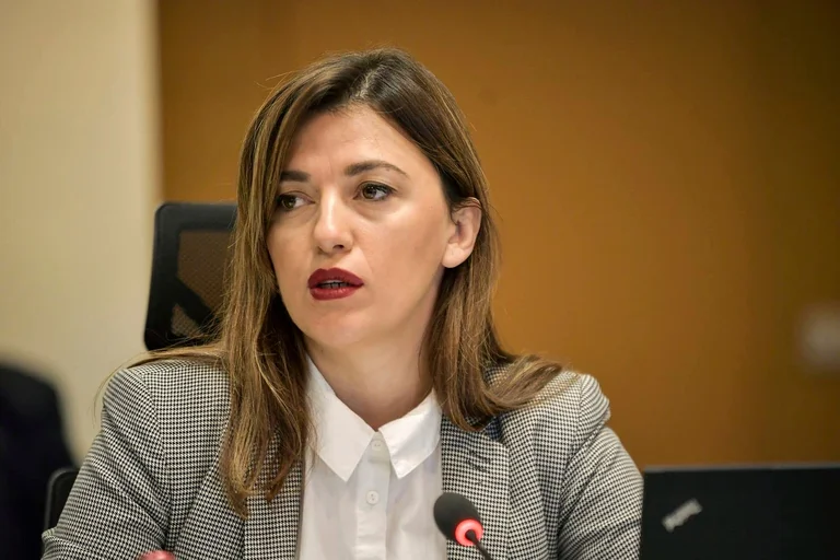 Haxhiu envoie des commentaires constitutionnels sur la loi pour le Bureau, accuse l'opposition