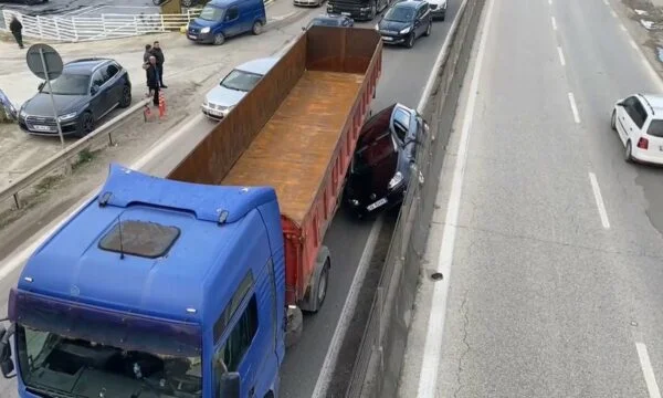 Schwerer Unfall in Durres, LKW nimmt das Auto runter