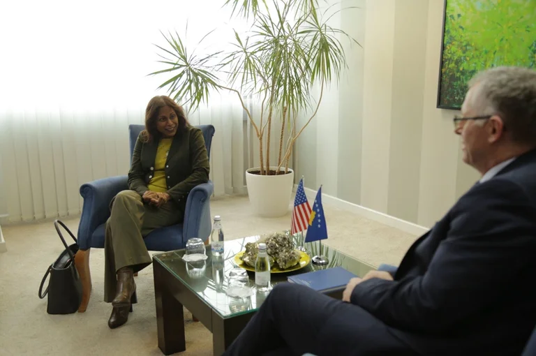 Chargé du travail de l'ambassade américaine va au bureau de Bislimi, l'élection liée à la discussion