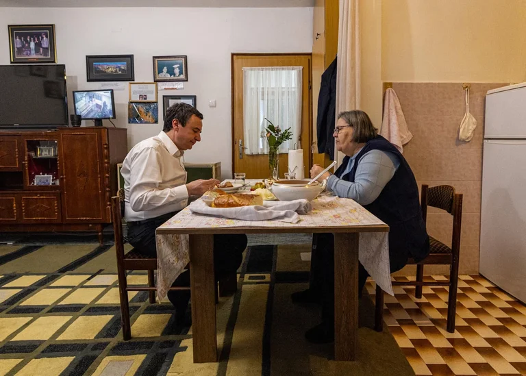 Kurti vendosi të nis fushatën te nëna Ferdonije, Zogaj: Duhesh me pasë karakter të fortë të mashtruesit