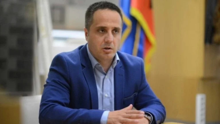 Selmanaj: Vjosa Osmani të zhvishet nga ndikimi që e ka nga Kurti
