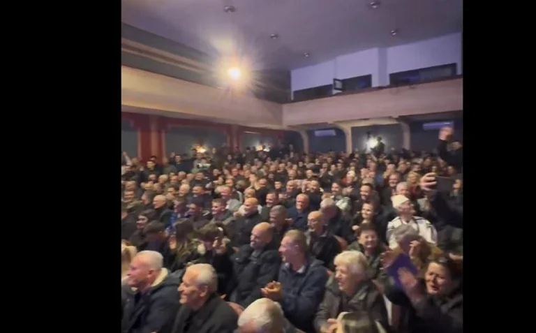 E sikletshme: Rini, pleq e gra në Ferizaj e presin Kurtin me thirrjen “Albin baba”