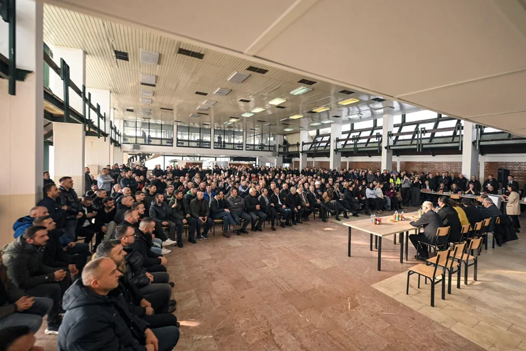 Dërgohen në prokurori punëtorët që dyshohen se u pranuan në KEK me diploma false – Kurti i lavdëroi para disa dite