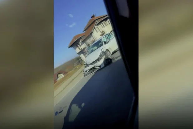 Një i lënduar nga aksidenti mes dy veturave në Llapushnik