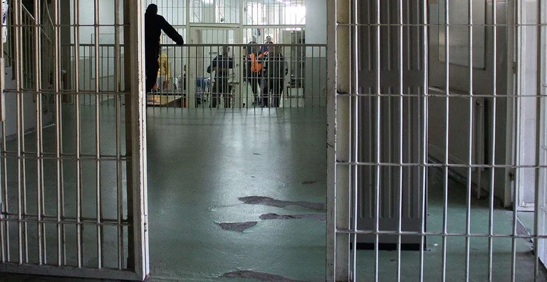 Ish-drejtori i burgjeve pyet Osmanin: A e lexon Kushtetutën, që kanë të drejtë të burgosurit të kërkojnë faljen e dënimit?