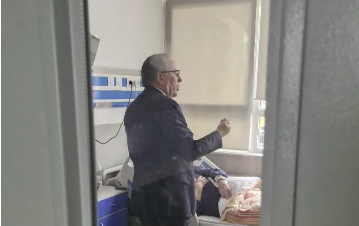 Visite de Bedri Hamza Le père malade de Thaci à l'hôpital