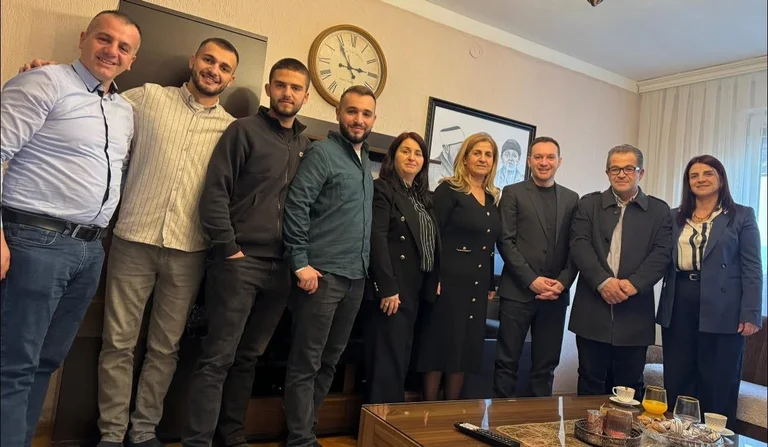 Alban Zogaj takon familjen e Mulla Idrizit dhe familjen Kllokoqi: Me njerëz të tillë, ndryshimi është më i afërt se kurrë
