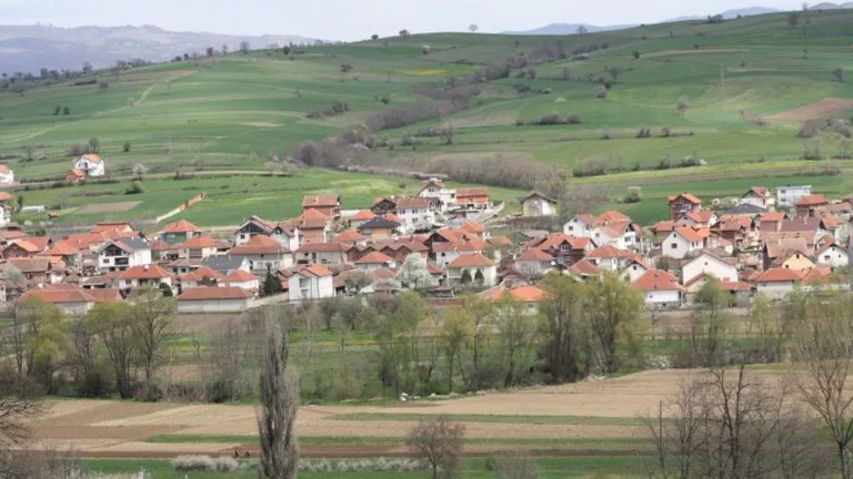Muharremi: Mbi 300 mijë njerëz lëshuan fshatrat e Kosovës, shifra mund të jetë edhe më e madhe se kaq