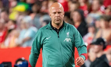 Sie lassen den Kampf herunter, Slot glücklich mit seinem Team.