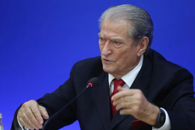 Sali Berisha viene riconfermato presidente della polizia, vince la gara all'interno del partito con quasi 400.000 voti.