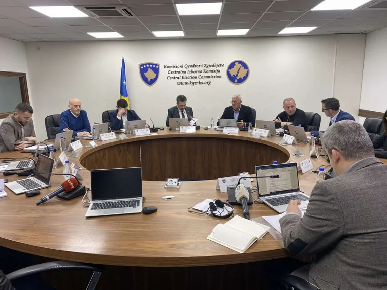 Kosova në regjistrim të popullsisë as 1.6 milion, 2 milionë e 75 mijë, në listë votuese, anëtari i KQZ: Fajin e ka MPB dhe Komunat