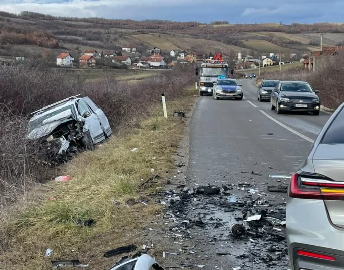 Aksidenti në Pogragjë të Klinës, lëndohen dy persona – njëri nga ta po trajtohet në QKUK