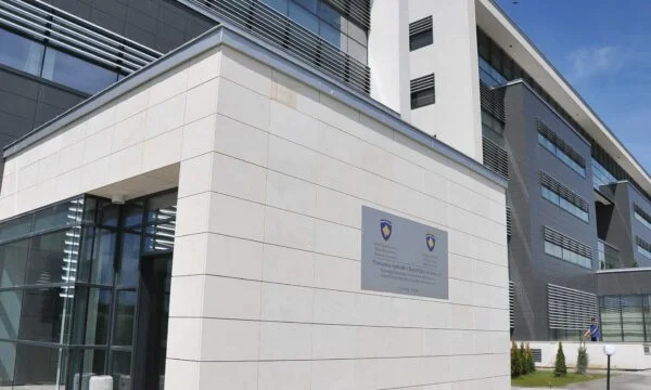 Poursuites spéciales pour crimes de guerre contre trois personnes jusqu'à ce que des civils albanais soient brûlés pendant la guerre