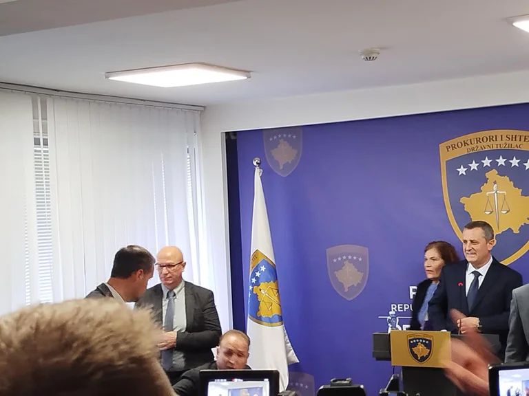 Blerim Isufaj prend avec lui six procureurs