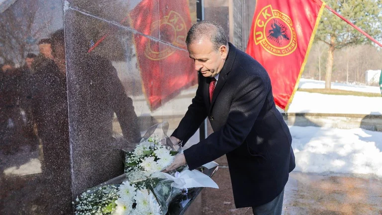 Recica respeta cerca del cementerio de los Testigos Nacionales en Ferizaj: Gloria Eterna