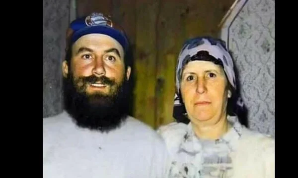 De la détention à La Haye, d'anciens dirigeants de l'UCK réconfortent la famille Krasniqi