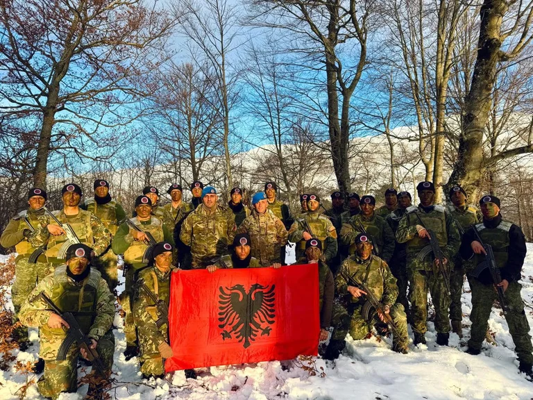 Les soldats du KSF et du FAS effectuent des exercices complexes dans des conditions météorologiques et terrestres difficiles.