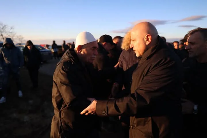 AAKA candidato per il deputato Ahmetaj assiste al funerale della madre di due eroi Muja e Ali Krasniqi