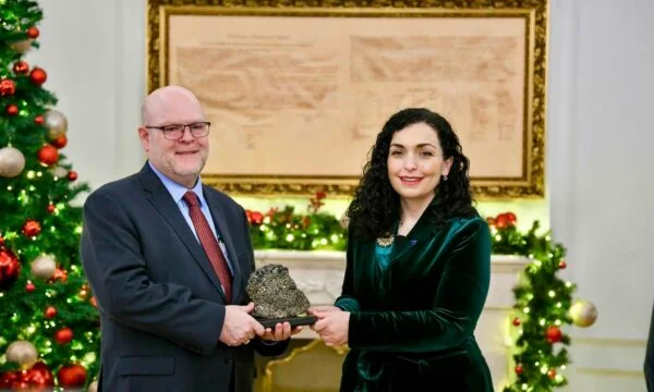 Osman donne à Hovenier “une pierre de Trepca comme symbole de la terre libre, indépendante et inséparable du Kosovo”