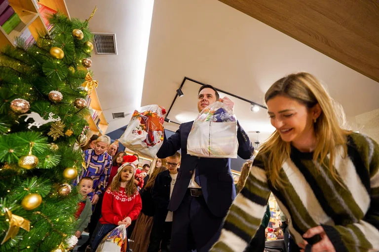 Obadiah y su esposa comparten regalos para niños del personal de LDK