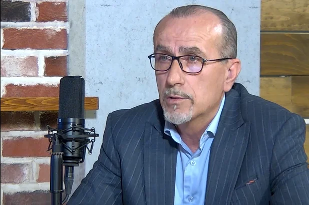 Haxhiu ironizon me Vitinë: Deri në 2030 nuk do të ketë sigurime shëndetësore