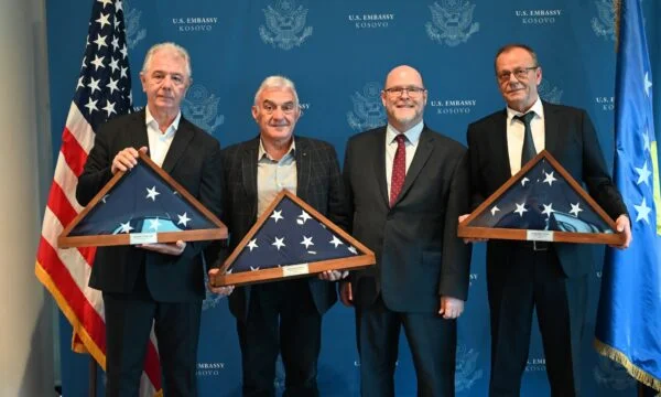 Hovenier würdigt seine pensionierten Kollegen: Ihr Engagement war entscheidend, um die Mission in Kosovo voranzutreiben.