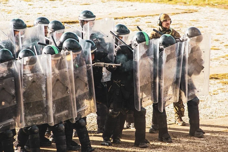 KFOR holds drills for control of riot crowds