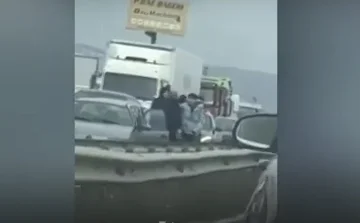 He kicks his fist between Komoran: Some people get beat up on the street (VIDEO)
