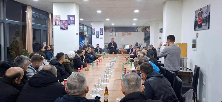 Démas de la visite du PDK aux livres du parti à Fushe Kosovo : Rencontre incroyable avec les activistes