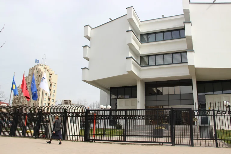 Franca kërkon pezullimin e menjëhershëm të vendimit të BQK-së për dinarin serb