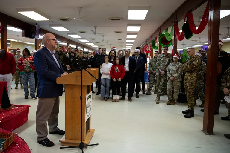 Natale a Camp Bondsteel, Havenier e Osman festeggiano con soldati americani e NATO