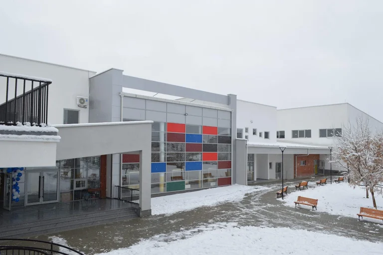 Le mensonge de l'AV à la lettre: Dragobil School par Fatmir Limaj, Ekrem Kastrati