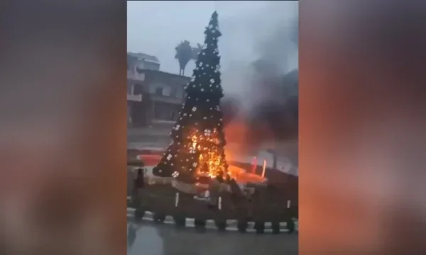 Les chrétiens protestent dans la capitale syrienne après avoir brûlé l'arbre de Noël