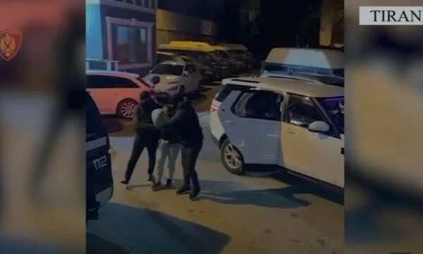 Hatte versteckte Kampf- und Drogenmunition zu Hause, 22-jährige Tirana verhaftet