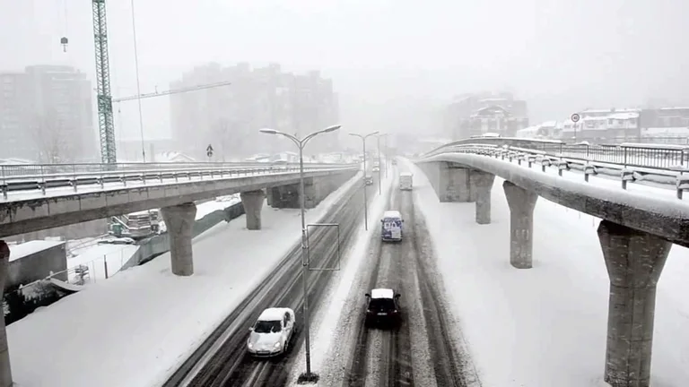 Cascades de neige au Kosovo, discussions d'experts en communication : Il n'y a pas de sortie.