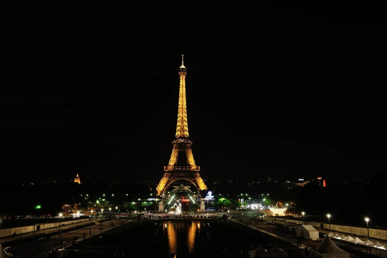 Fuego en la Torre Eiffel, los turistas evacuan inmediatamente