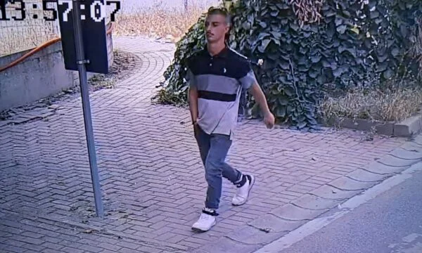 La police cherche à coopérer pour trouver une personne recherchée pour vol