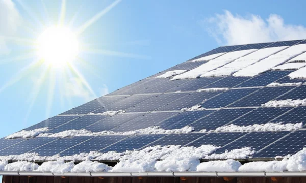 Les panneaux solaires d'un hôtel à Pec endommagent le toit d'une maison et d'une voiture