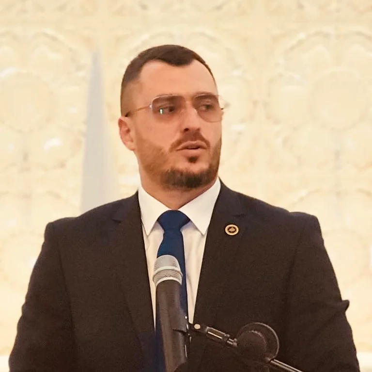 Krasniqi del AAK publica la factura de alta electricidad: ni 100 euros ni 200 euros están funcionando, millones van a la lata de Martin Berishaj.