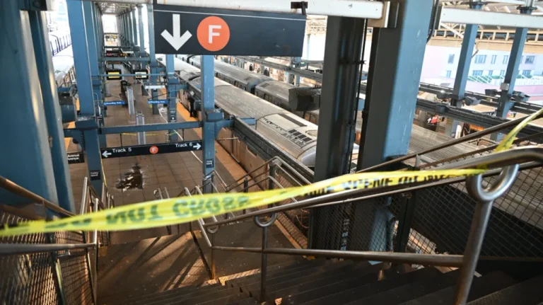 Heavy in New York: Una donna muore dopo essere stata messa in fuoco