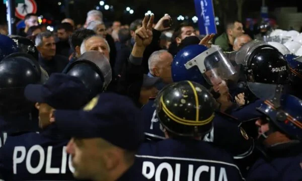 Les manifestants du PDD réagissent à la police de Tirana : il y aura des conséquences pour bloquer les routes
