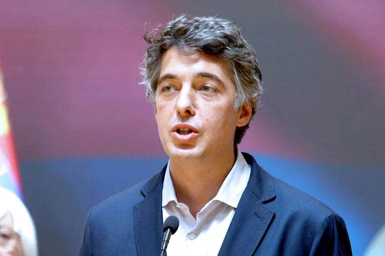 Il principale partner di Vucinqi è Kurti.