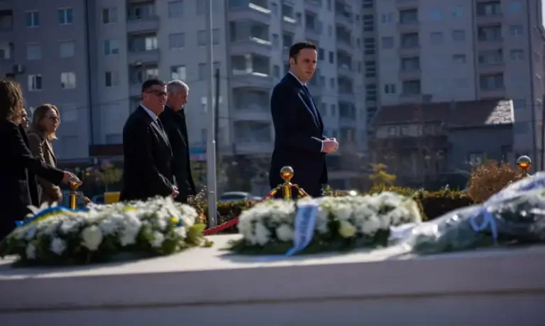 35e anniversaire de la fondation de LDK, Abdixhiku rend aujourd'hui hommage à la tombe de Rugova