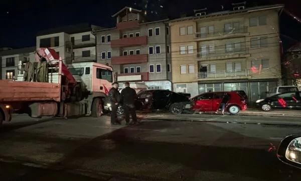 Trois accidents de véhicules à Pristina, deux blessés