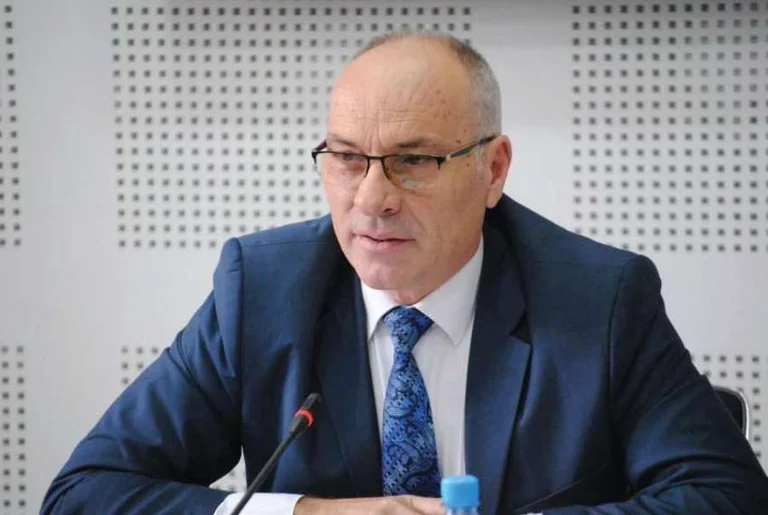 Note per i 100 euro di Kurt: Oltre agli anni dati prima che Bajrami venga perdonato, gli anni non sono prima dei contribuenti