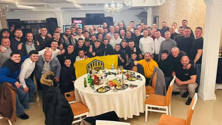 El candidato de AAKić MP Ramush Ahmetaj participa en Besa Peja, final del FC