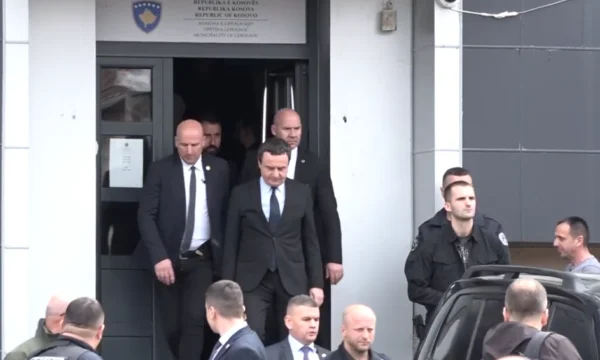 Kurti vazhdon qëndrimin në veri, tash shkon në Mitrovicën e Veriut
