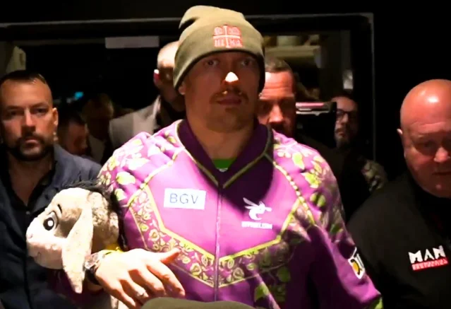Usyk llega al estadio, listo para la comida Fury