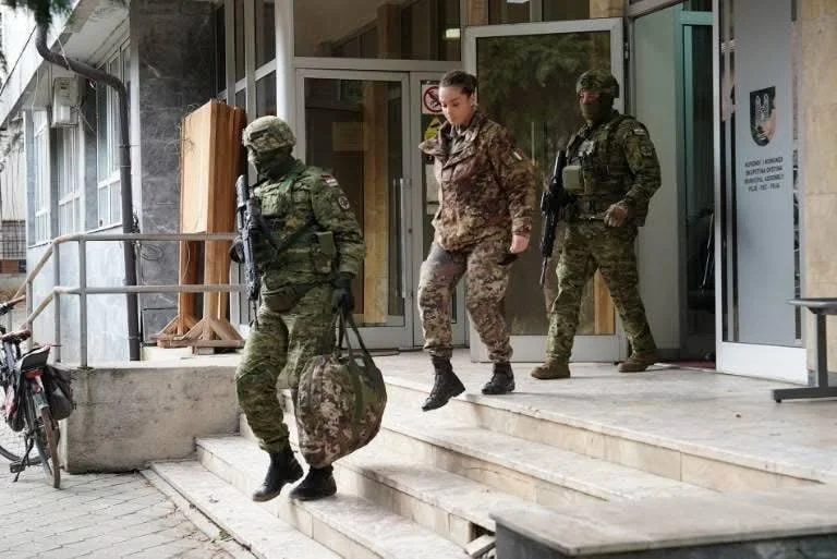 La KFOR en cours d'exercice à Pec est simulée comme une intervention des Forces d'intervention rapide pour une opération d'évacuation